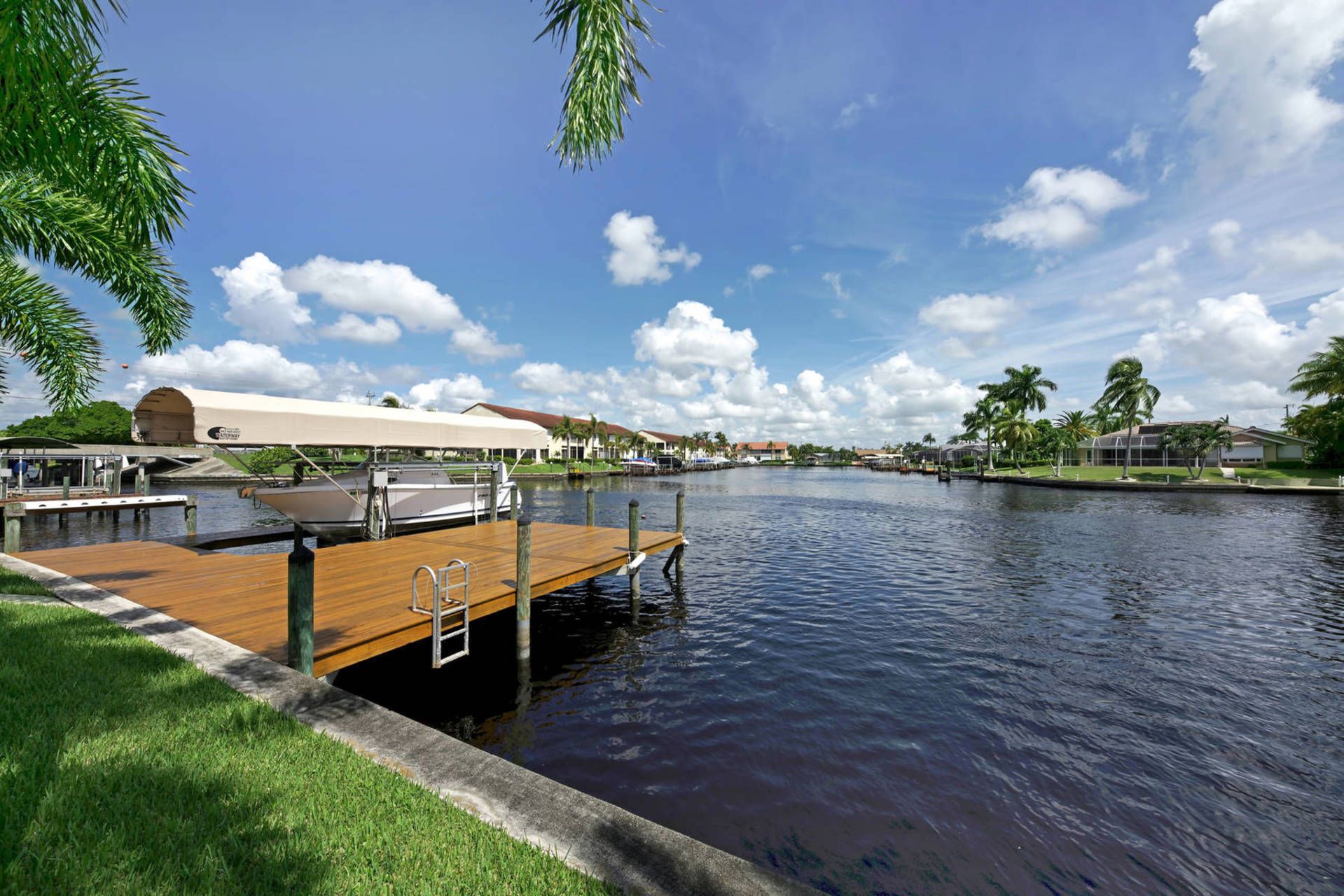 Villa Dolphin Cove Boatsdock